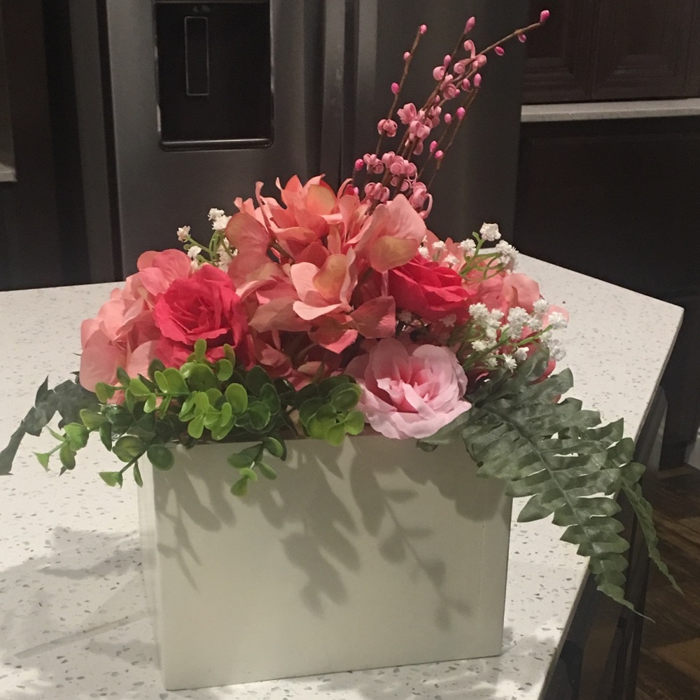 Wood vase, with pink flowers.